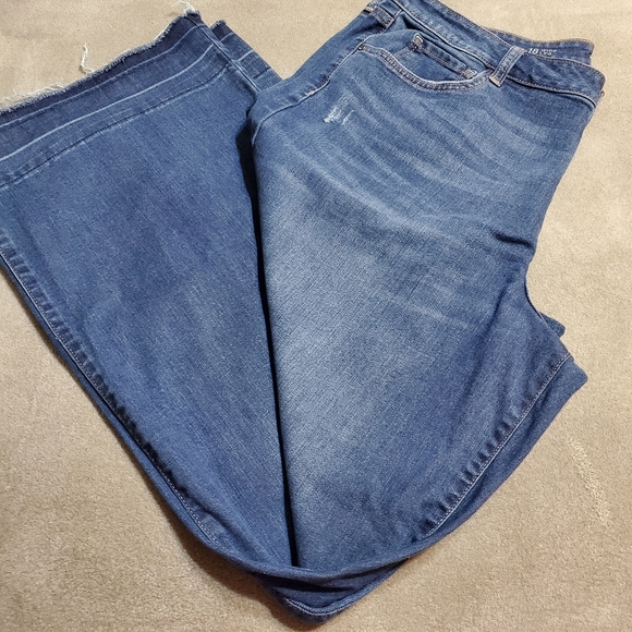A. N. A wide leg frayed bottom jeans - Picture 6 of 7